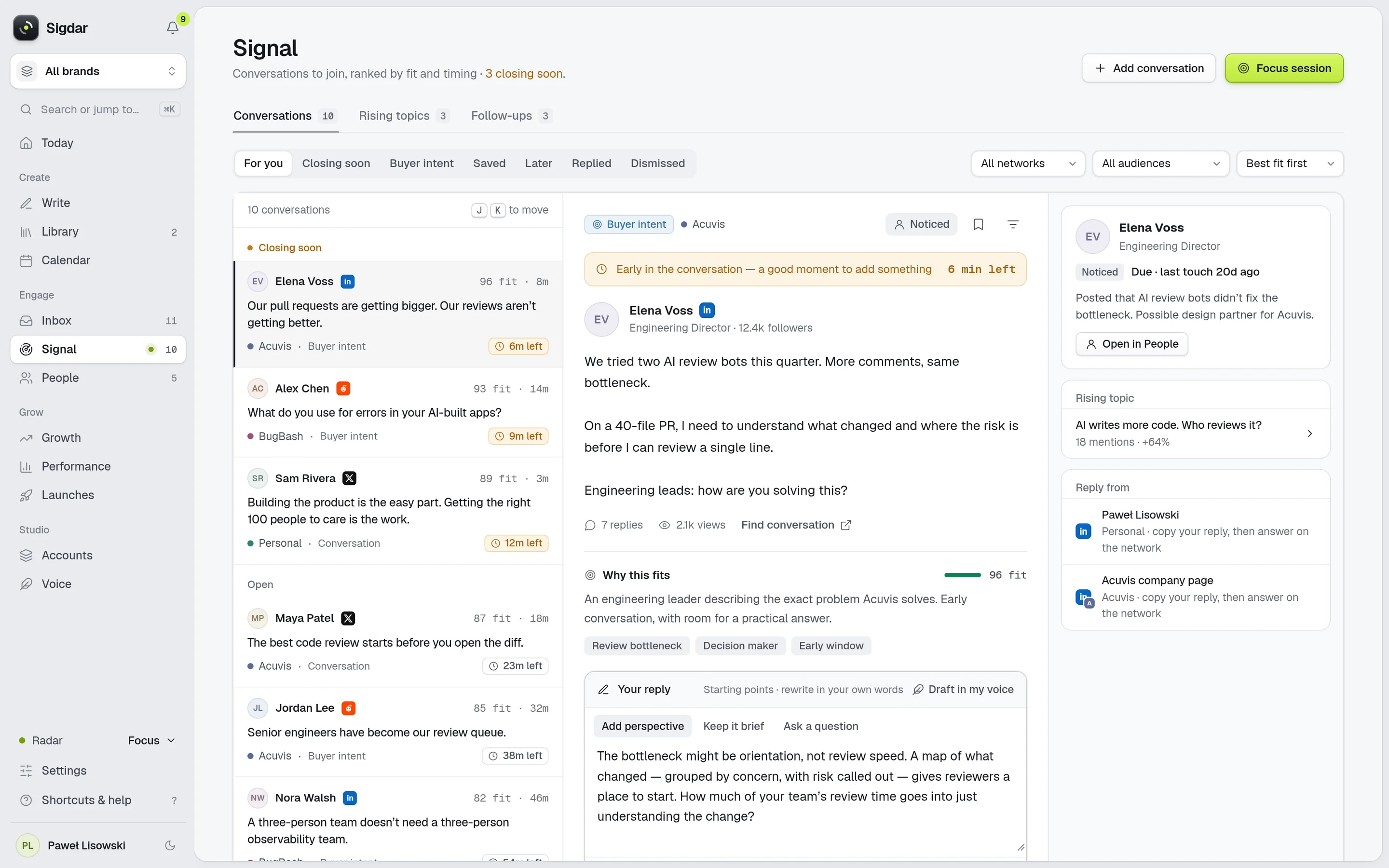 Sigdar’s Signal view: conversations ranked by fit and timing, with closing-soon items showing minutes left. The selected LinkedIn post from an engineering director shows 6 min left, why it fits, a suggested reply to rewrite in your own words, and a side panel with the person, a rising topic and which accounts can reply.